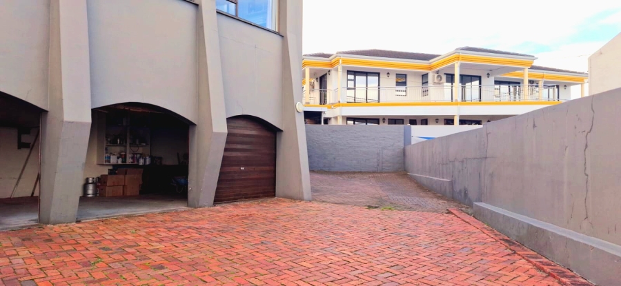 5 Bedroom Property for Sale in Beacon Bay Eastern Cape
